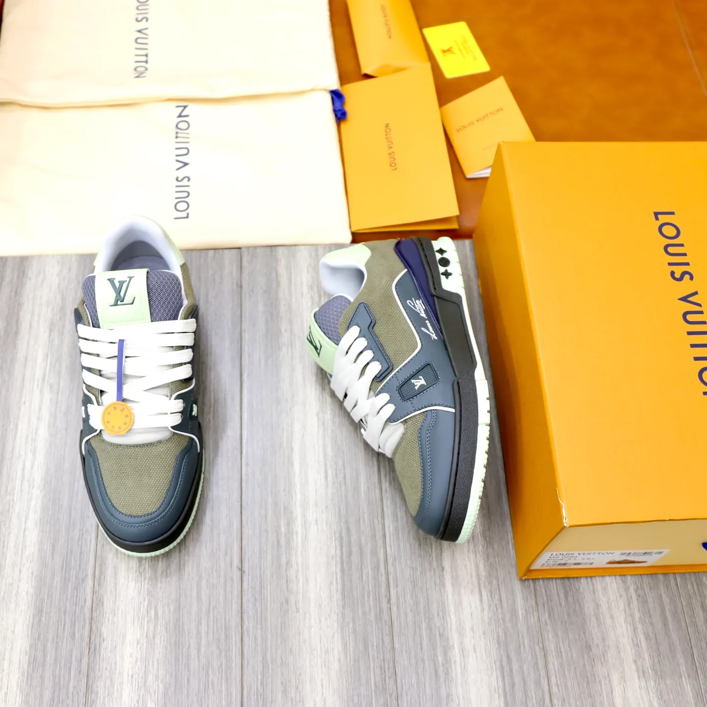 Ex-factory price: 780💰Original development, quality shipping, welcome to compare ❥❥❥❥❥❥LV sneaker series LV Trainer Maxi sneakers introduce the loose silhouette of the ready-to-wear series into the LV Trainer sneaker design written by Virgil Abloh, making an eye-catching appearance in the spring and summer men's wear shows. The cow leather upper is combined with rough fabric laces, and colorful beading highlights the brand's classic elements. LV letters mark the tongue and Monogram floral outsole. Mixed materials Made of first-layer cowhide, wrapped in imported custom-printed denim, thick shoelace design, large Monogram print on the side, "lv 54" badges on the tongue and heel, rubber outsole decorated with Monogram flowers, mesh lining and cotton feet, the comfort is as extreme as ever, premium heritage, quality first, worth owning! Size: 35-40 for women, 39-44 for men (custom-made sizes 38 and 45 are non-refundable)